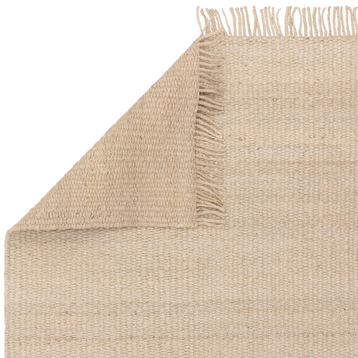 サンドベージュの色合いとざっくりとしたナチュラルな風合いが素敵なRUGHAUSの手織りリバーシブル天然エコ素材ジュート製ラグの素材感と裏面がわかるクロースアップ