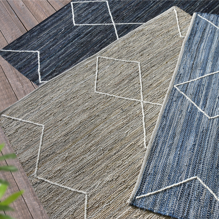 160x230cmサイズのナスカの地上絵をモチーフにおおらかに織り上げた、ウール＆デニム素材のRUGHAUSのハンドメイドナチュラルラグ、カラバリ3種（ブルー・チャコールグレー・カーキ）