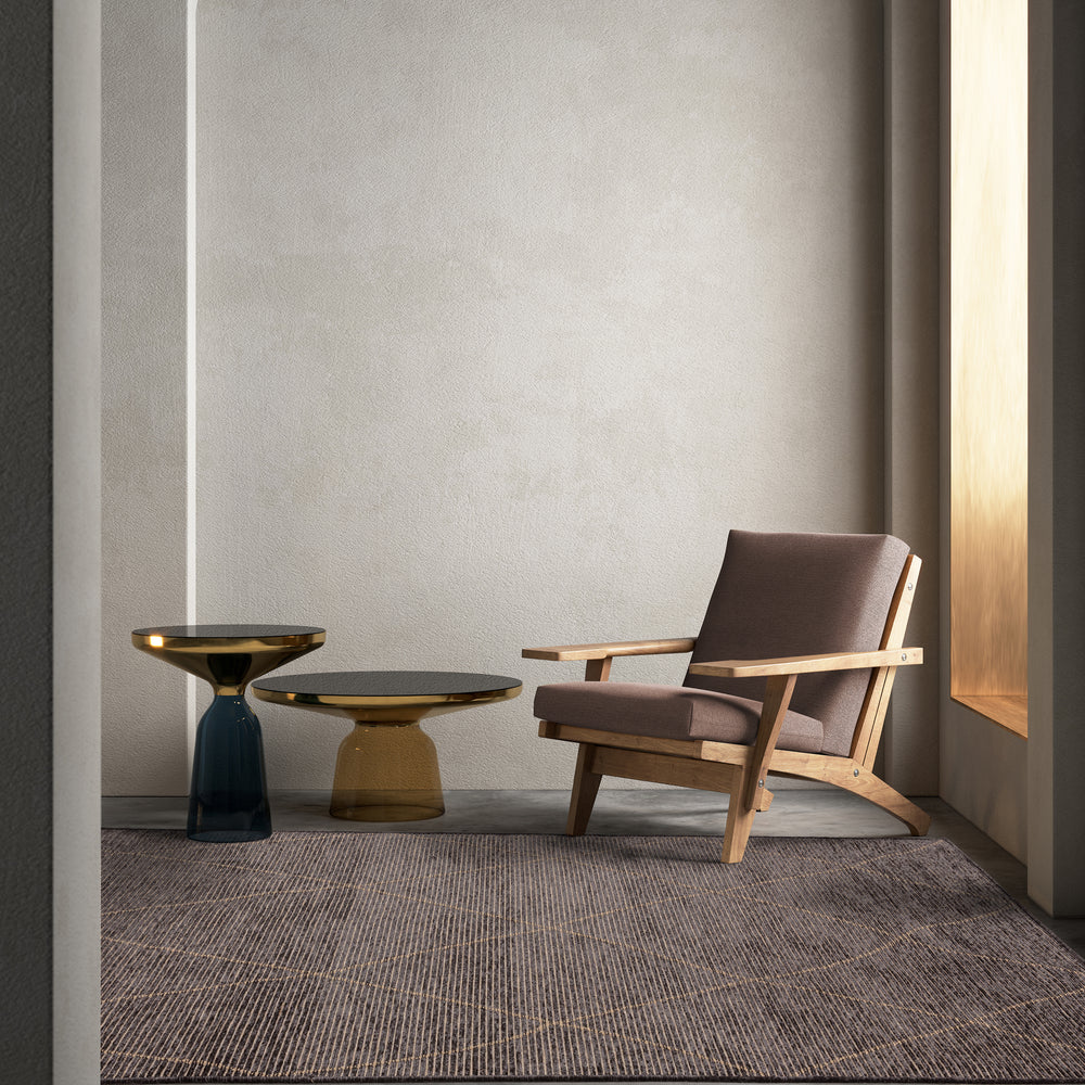 チャコールカラーとトープ、グレーの色合いがシックな、ジュートのナチュラル感 × シェニールヤーンのラグジュアリー感が調和した、RUGHAUSのジュート × シェニールポリエステル製ベニワレンスタイルのナチュラルラグを主役にしたナチュラルモダンなリビングルームイメージ