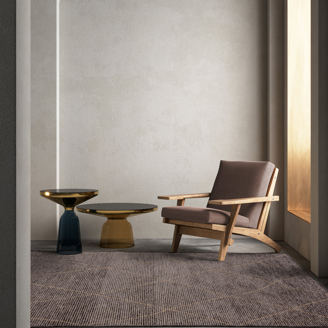 チャコールカラーとトープ、グレーの色合いがシックな、ジュートのナチュラル感 × シェニールヤーンのラグジュアリー感が調和した、RUGHAUSのジュート × シェニールポリエステル製ベニワレンスタイルのナチュラルラグを主役にしたナチュラルモダンなリビングルームイメージ