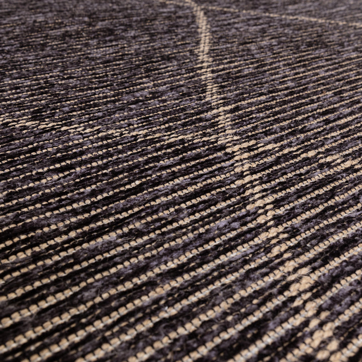 チャコールカラーとトープ、グレーの色合いがシックな、ジュートのナチュラル感 × シェニールヤーンのラグジュアリー感が調和した、RUGHAUSのジュート × シェニールポリエステル製ベニワレンスタイルのナチュラルラグの素材感がわかるクロースアップ