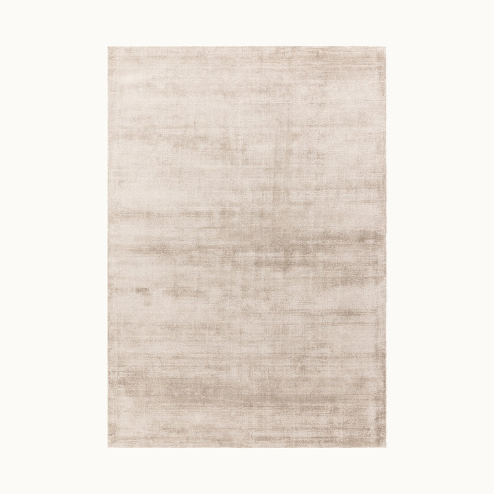 160x230cmサイズのシルクのように上品な艶感としっとり滑らかな肌触りが特徴のビスコース100％製ハンドメイドのサンドベージュ色が美しいRUGHAUSシンプルモダンラグ