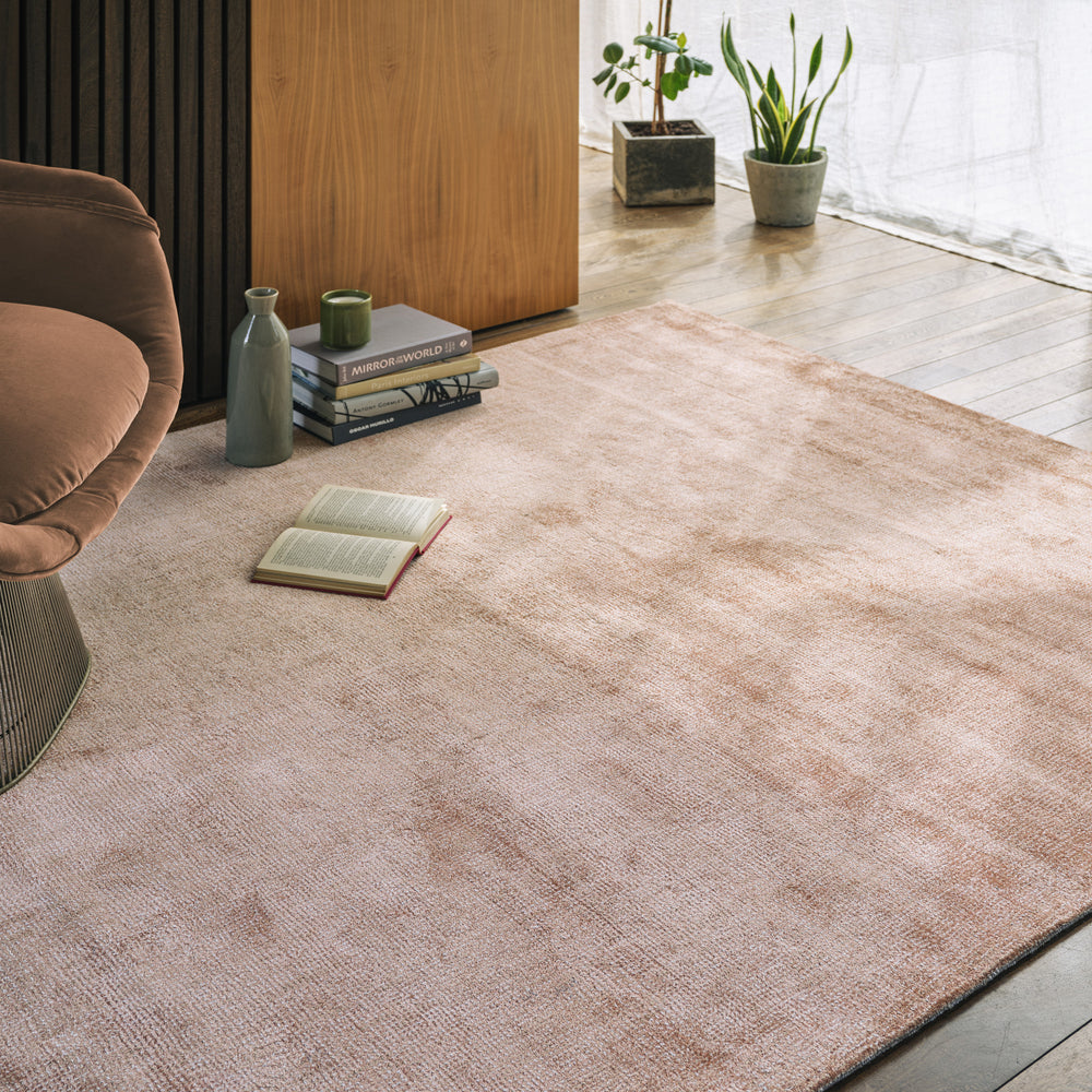 シルクのように上品な艶感としっとり滑らかな肌触りが特徴のビスコース100％製ハンドメイドのコッパー色が美しいRUGHAUSシンプルモダンラグを主役にした居心地のいいリビングルームイメージ