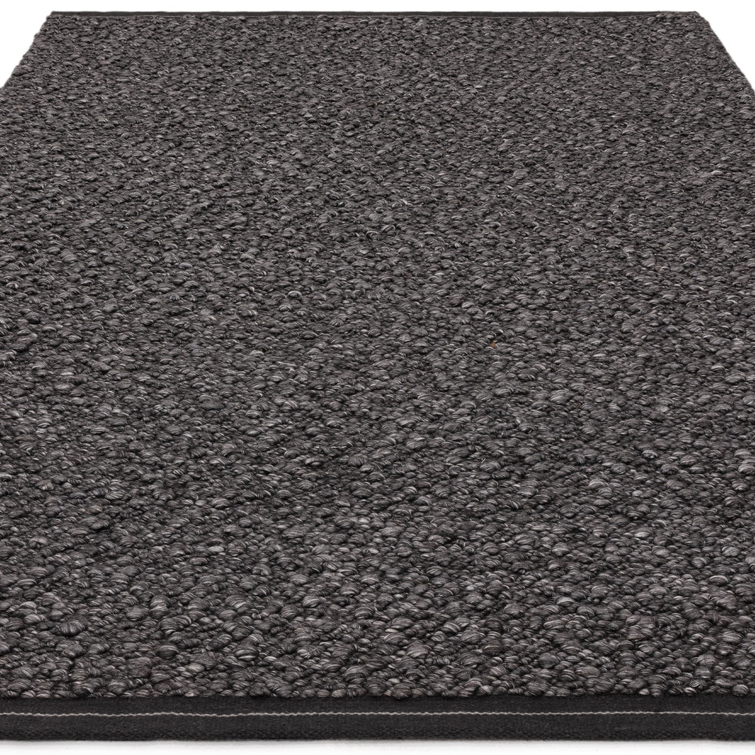 200x300cm大きめサイズのシックなチャコールグレーの色合いと、ブークレ（Boucle）織りのざっくりとした風合いがパーフェクトにマッチした、RUGHAUSの手織りのシンプルモダンラグ