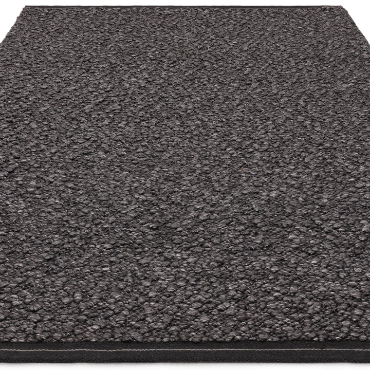200x300cm大きめサイズのシックなチャコールグレーの色合いと、ブークレ（Boucle）織りのざっくりとした風合いがパーフェクトにマッチした、RUGHAUSの手織りのシンプルモダンラグ