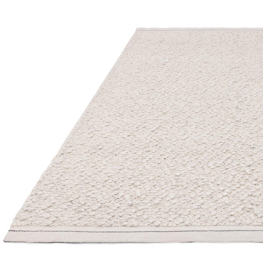 200x300cm大きめサイズのアイボリーの優しい色合いと、ブークレ（Boucle）織りのざっくりとした風合いがパーフェクトにマッチした、RUGHAUSの手織りのシンプルモダンラグ