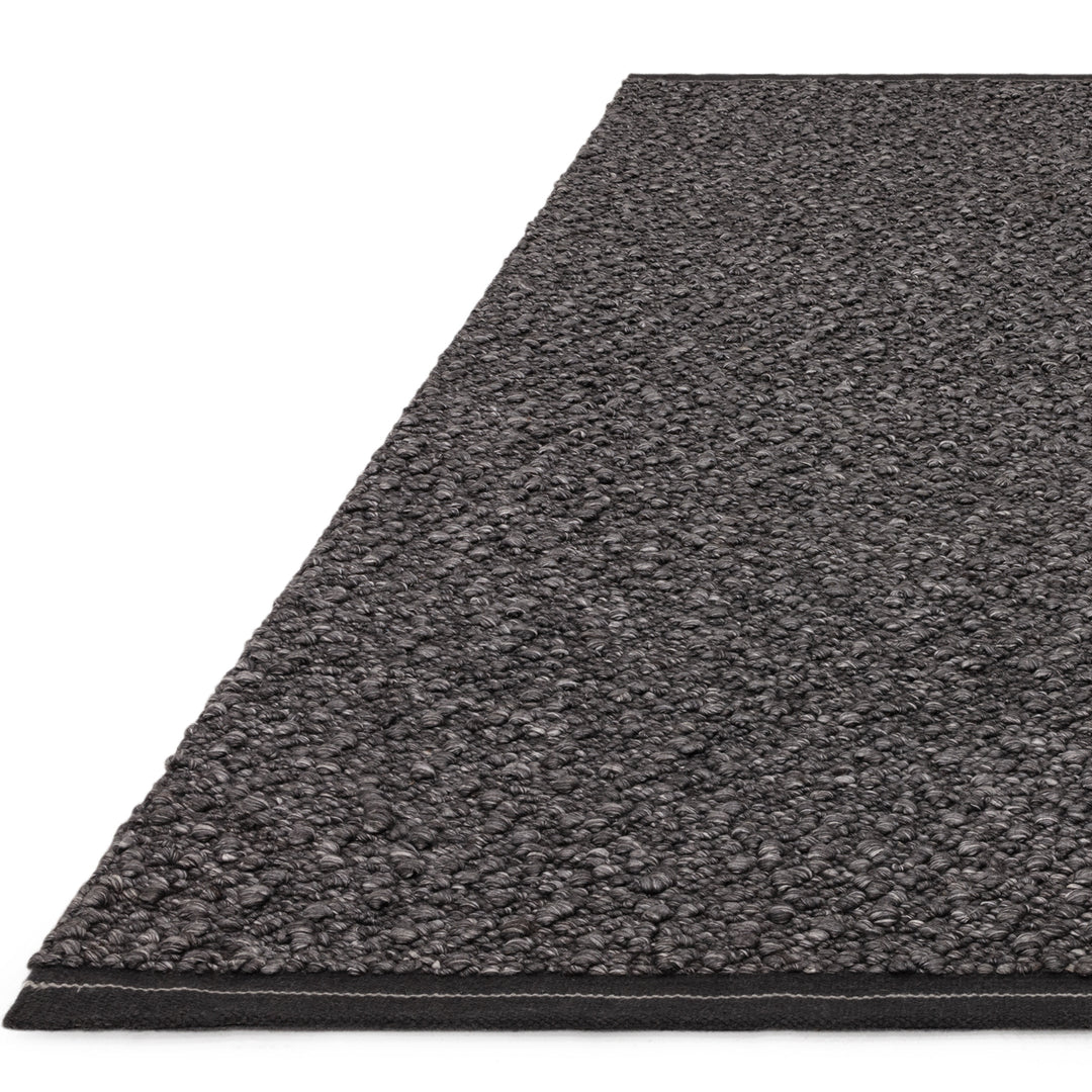 200x300cm大きめサイズのシックなチャコールグレーの色合いと、ブークレ（Boucle）織りのざっくりとした風合いがパーフェクトにマッチした、RUGHAUSの手織りのシンプルモダンラグ