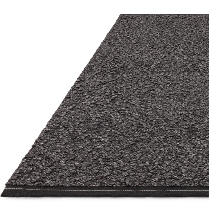 200x300cm大きめサイズのシックなチャコールグレーの色合いと、ブークレ（Boucle）織りのざっくりとした風合いがパーフェクトにマッチした、RUGHAUSの手織りのシンプルモダンラグ