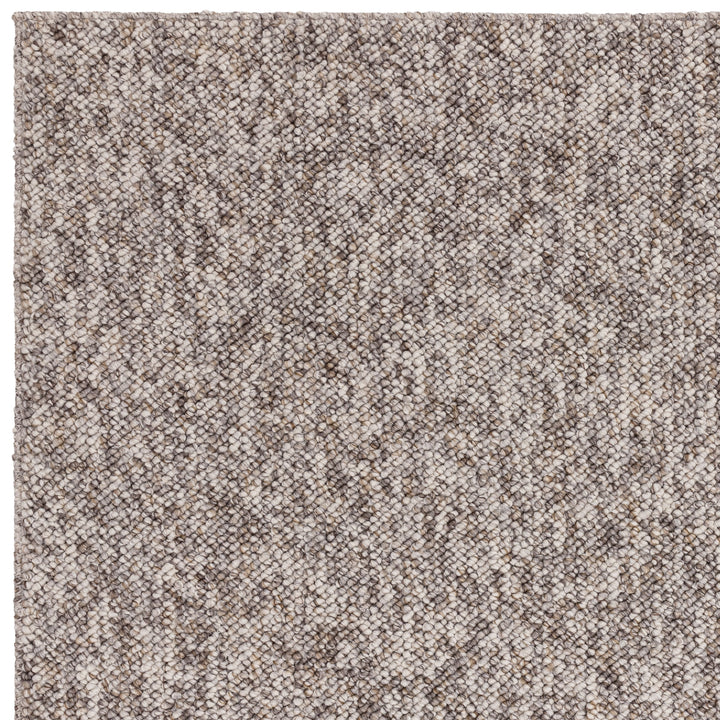ブラウンベージュの落ち着きあるアーシー感がステキな、スペースダイで染色したポリエステルのRUGHAUSのベルギー製シンプルモダンラグの素材感がわかるクロースアップ