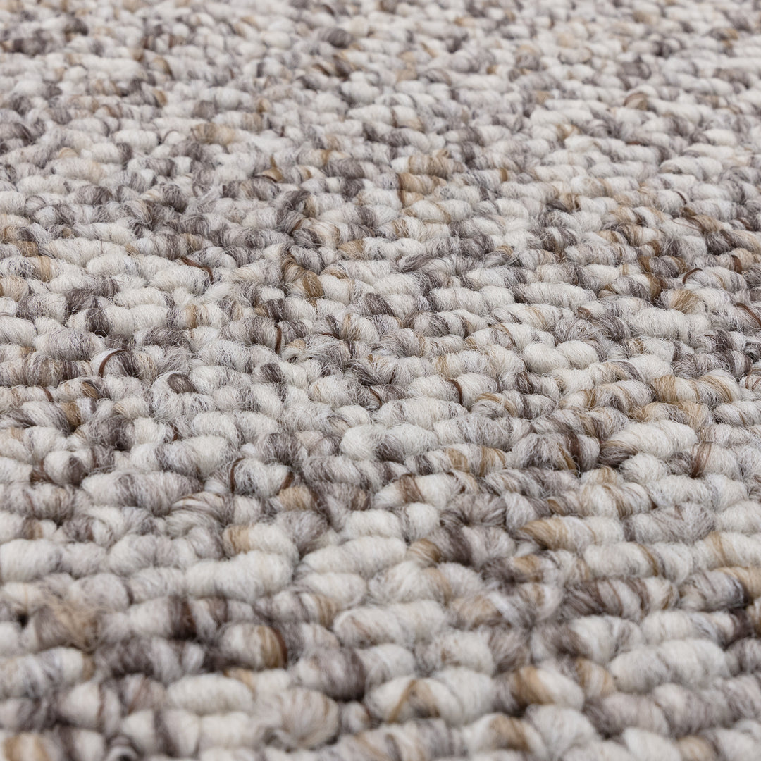 ブラウンベージュの落ち着きあるアーシー感がステキな、スペースダイで染色したポリエステルのRUGHAUSのベルギー製シンプルモダンラグの素材感がわかるクロースアップ