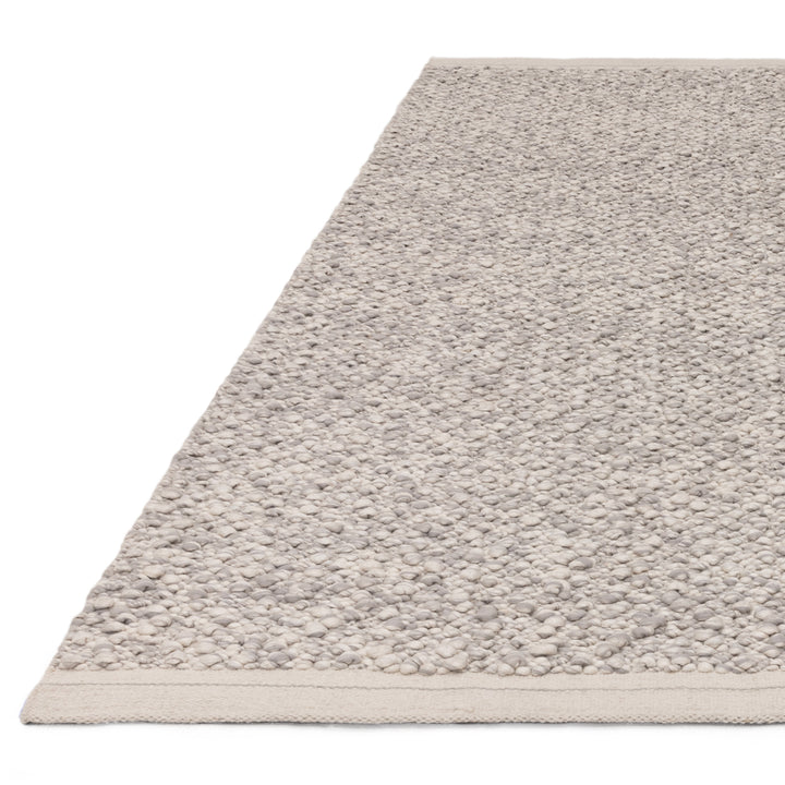 200x300cm大きめサイズの洗練されたライトグレーの色合いと、ブークレ（Boucle）織りのざっくりとした風合いがパーフェクトにマッチした、RUGHAUSの手織りのシンプルモダンラグ