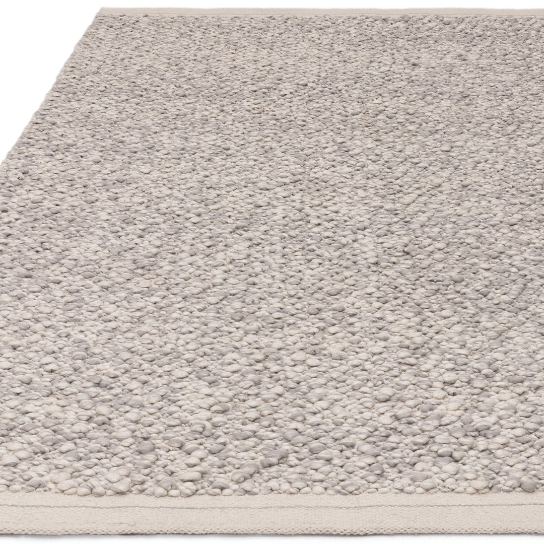 200x300cm大きめサイズの洗練されたライトグレーの色合いと、ブークレ（Boucle）織りのざっくりとした風合いがパーフェクトにマッチした、RUGHAUSの手織りのシンプルモダンラグ