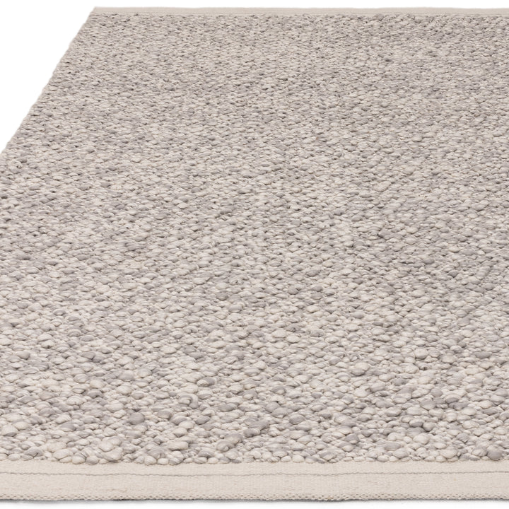 200x300cm大きめサイズの洗練されたライトグレーの色合いと、ブークレ（Boucle）織りのざっくりとした風合いがパーフェクトにマッチした、RUGHAUSの手織りのシンプルモダンラグ