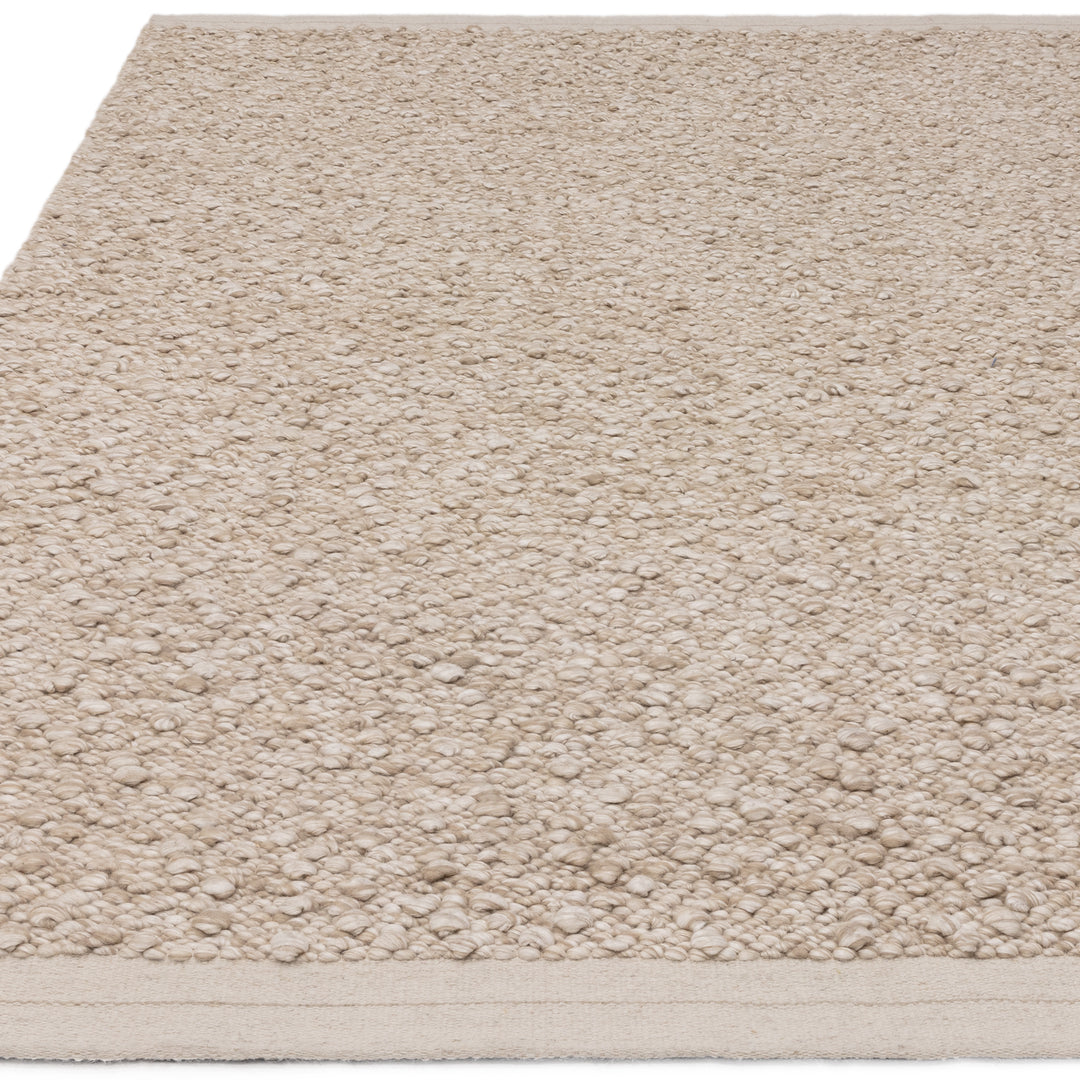 200x300cm大きめサイズの羊毛そのままのようなベージュの暖かな色合いと、ブークレ（Boucle）織りのざっくりとした風合いがパーフェクトにマッチした、RUGHAUSの手織りのシンプルモダンラグ