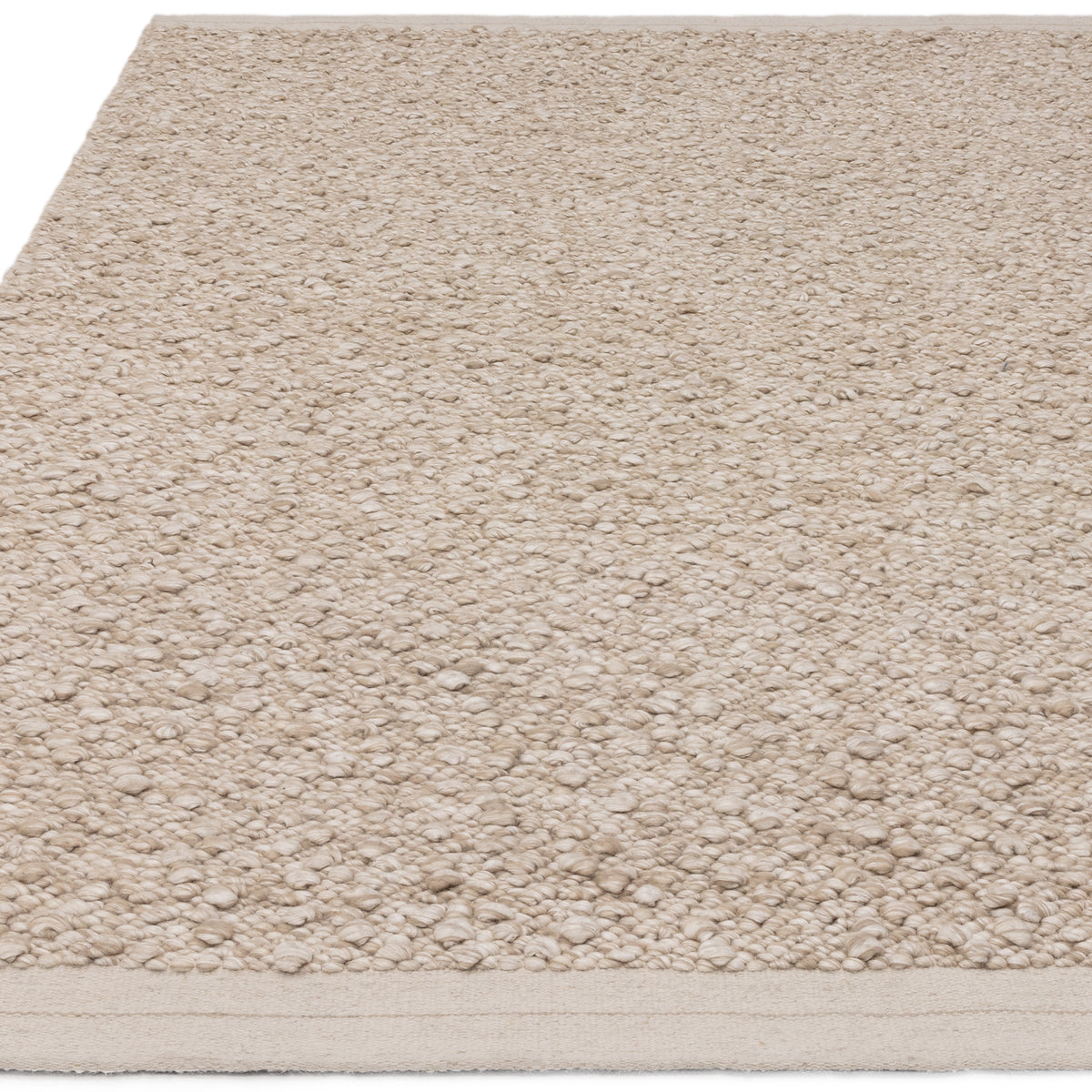 200x300cm大きめサイズの羊毛そのままのようなベージュの暖かな色合いと、ブークレ（Boucle）織りのざっくりとした風合いがパーフェクトにマッチした、RUGHAUSの手織りのシンプルモダンラグ
