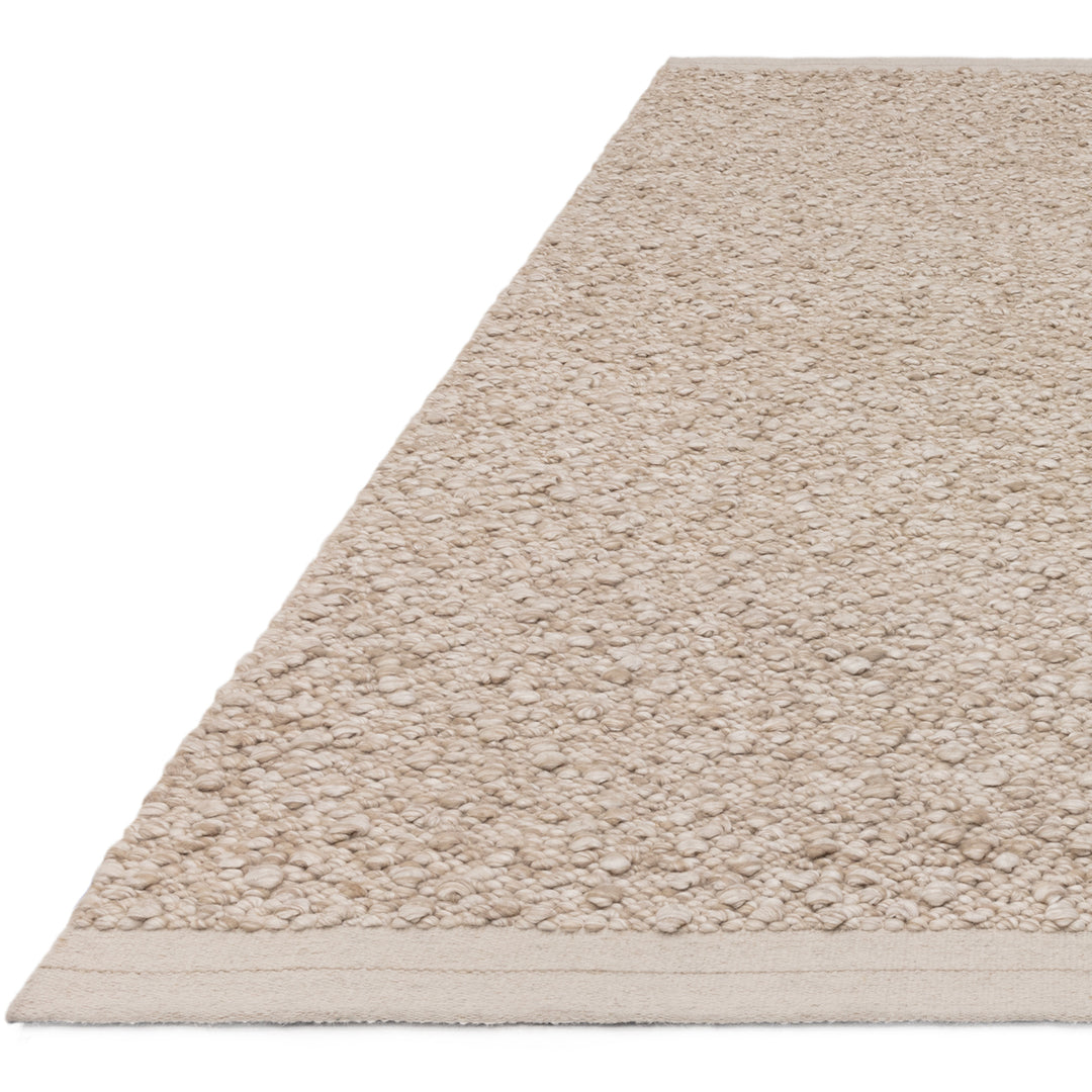 200x300cm大きめサイズの羊毛そのままのようなベージュの暖かな色合いと、ブークレ（Boucle）織りのざっくりとした風合いがパーフェクトにマッチした、RUGHAUSの手織りのシンプルモダンラグ