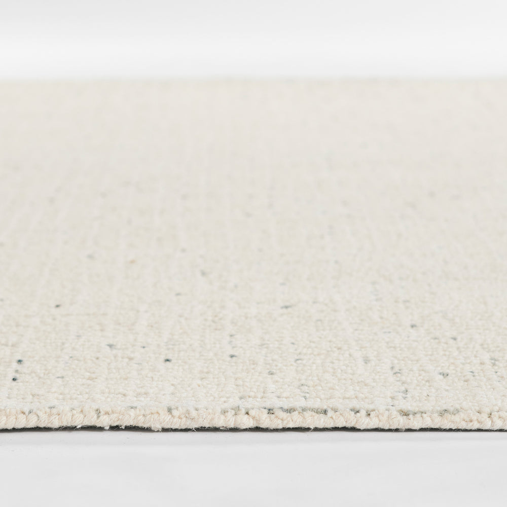 アイボリー × グレーの羊毛が美しく織り混ざった、ニュートラルな色合いが素敵な、RUGHAUSの天然素材ウール100％製ハンドタフテッドラグの素材感がわかるクロースアップ