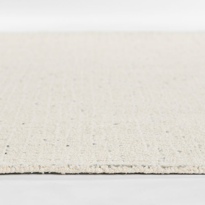 アイボリー × グレーの羊毛が美しく織り混ざった、ニュートラルな色合いが素敵な、RUGHAUSの天然素材ウール100％製ハンドタフテッドラグの素材感がわかるクロースアップ
