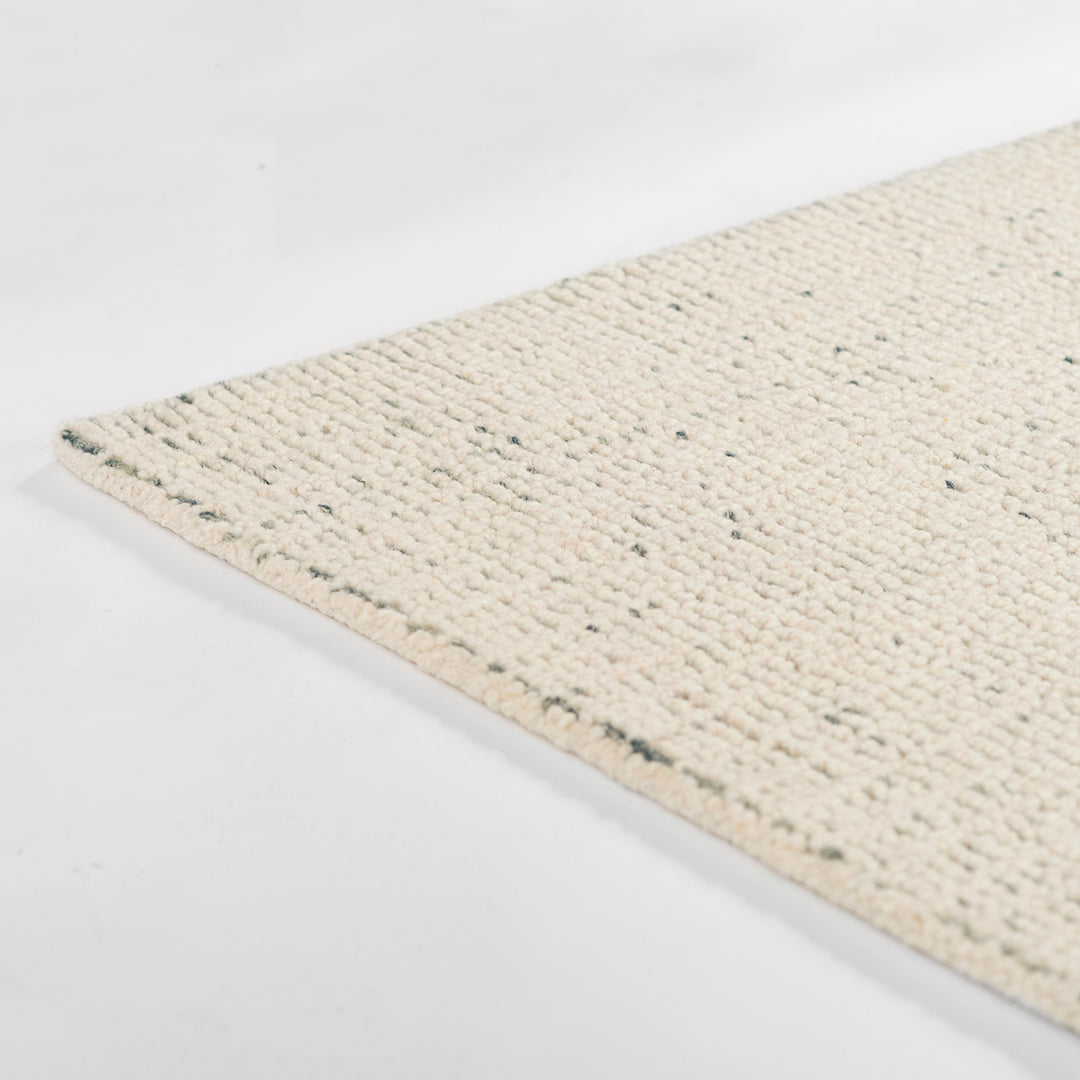 アイボリー × グレーの羊毛が美しく織り混ざった、ニュートラルな色合いが素敵な、RUGHAUSの天然素材ウール100％製ハンドタフテッドラグの素材感がわかるクロースアップ
