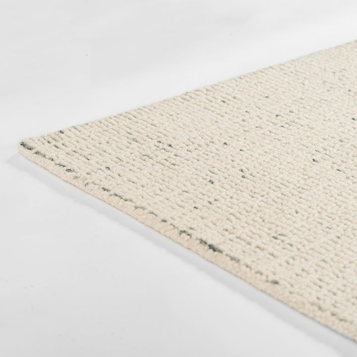 アイボリー × グレーの羊毛が美しく織り混ざった、ニュートラルな色合いが素敵な、RUGHAUSの天然素材ウール100％製ハンドタフテッドラグの素材感がわかるクロースアップ