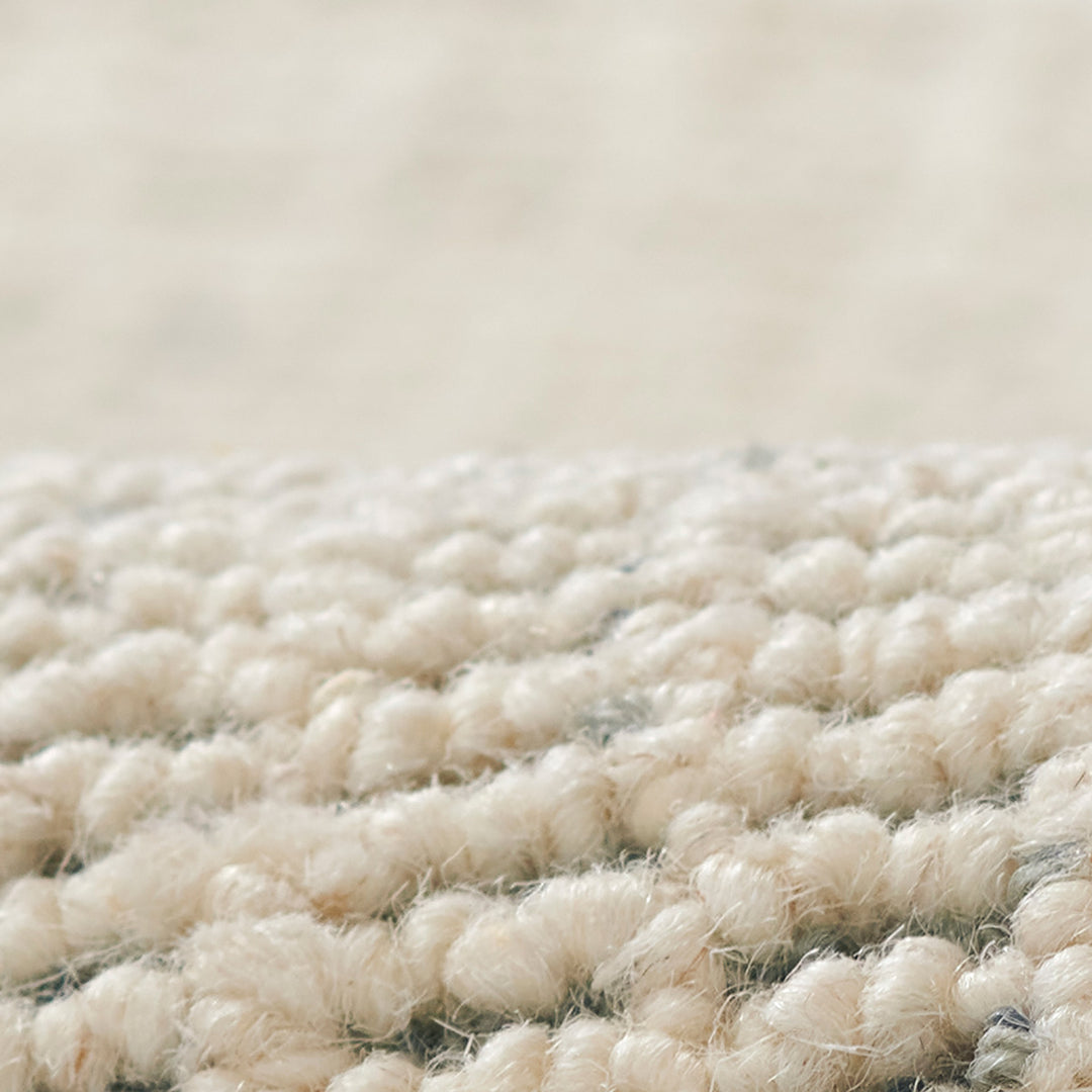 アイボリー × グレーの羊毛が美しく織り混ざった、ニュートラルな色合いが素敵な、RUGHAUSの天然素材ウール100％製ハンドタフテッドラグの素材感がわかるクロースアップ