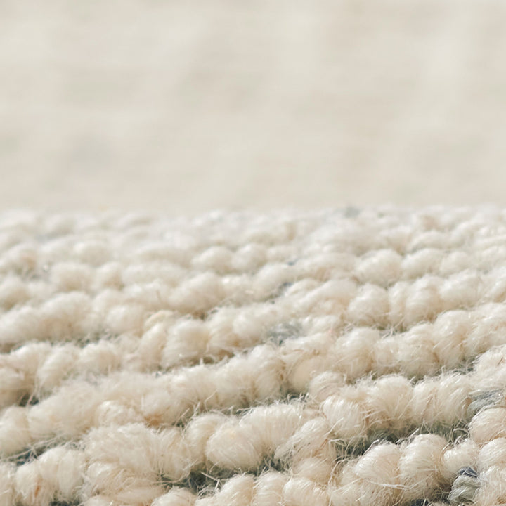 アイボリー × グレーの羊毛が美しく織り混ざった、ニュートラルな色合いが素敵な、RUGHAUSの天然素材ウール100％製ハンドタフテッドラグの素材感がわかるクロースアップ