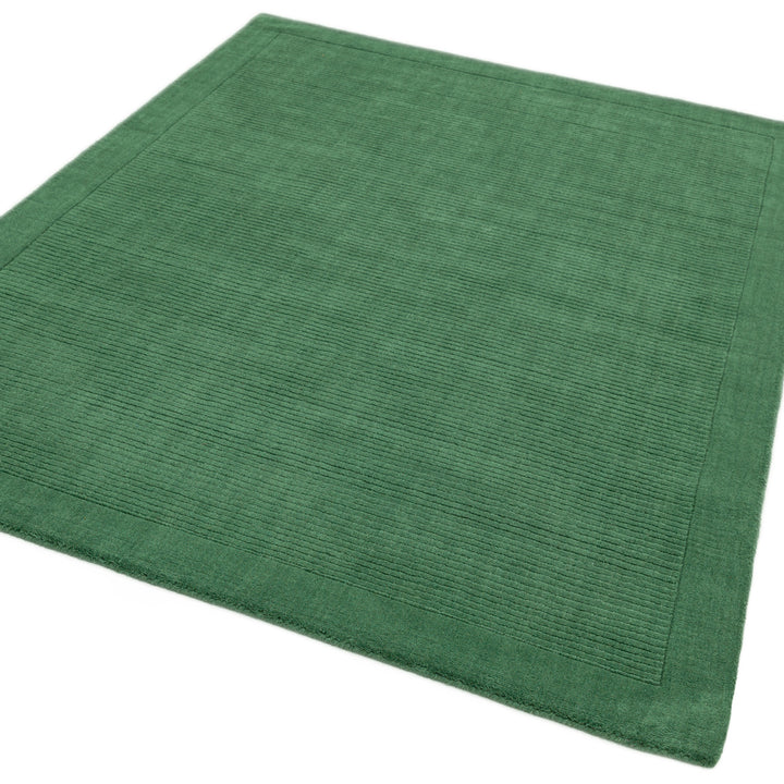 200x290cmサイズの生き生きとした草葉の緑を想わせるフォレストグリーンカラーに、リブとボーダーがスタイリッシュ感を添える、サステナブルな天然素材ウール（羊毛）100％製RUGHAUSのふんわりシンプル手織りラグ