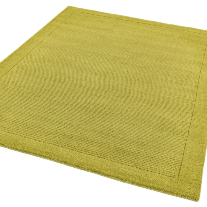 200x290cmサイズの自然の息吹を想わせる爽やかなスプリンググリーンカラーに、リブとボーダーがスタイリッシュ感を添える、サステナブルな天然素材ウール（羊毛）100％製RUGHAUSのふんわりシンプル手織りラグ