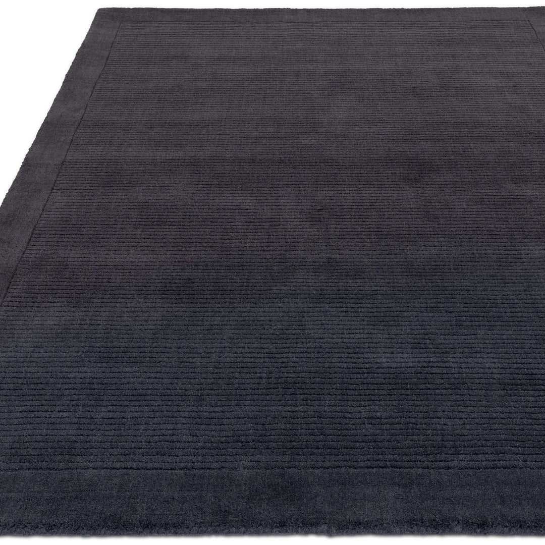 200x290cmサイズの澄み切った夜空を想わせる落ち着いたネイビー色（紺色）に、リブとボーダーがスタイリッシュ感を添える、サステナブルな天然素材ウール（羊毛）100％製RUGHAUSのふんわりシンプル手織りラグ