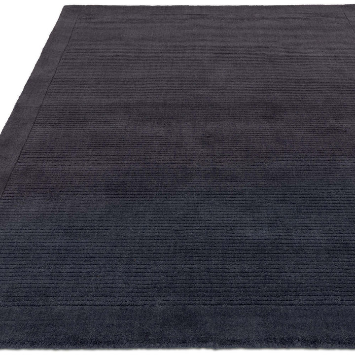 200x290cmサイズの澄み切った夜空を想わせる落ち着いたネイビー色（紺色）に、リブとボーダーがスタイリッシュ感を添える、サステナブルな天然素材ウール（羊毛）100％製RUGHAUSのふんわりシンプル手織りラグ