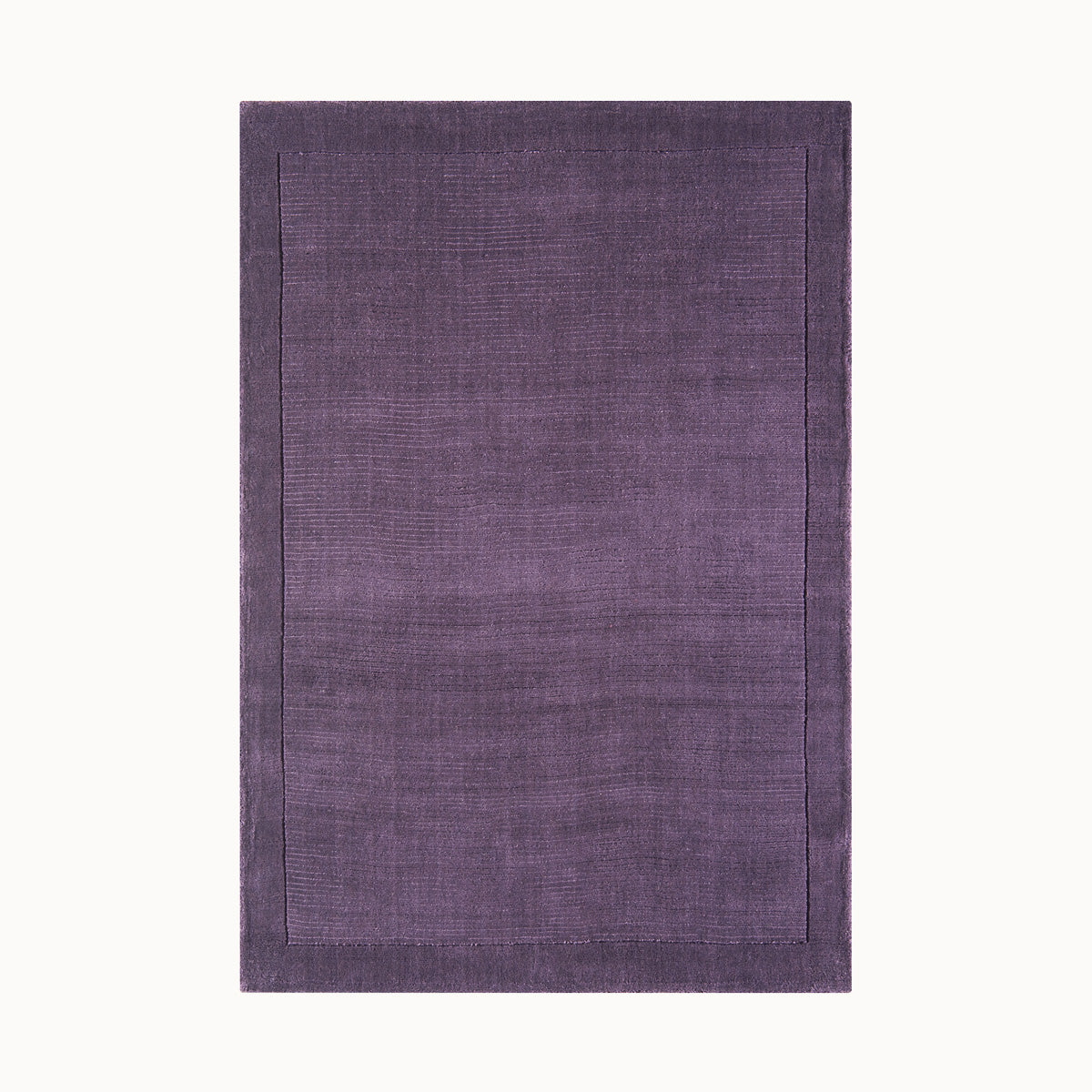 160x230cmサイズの、高貴な印象が漂うパープルカラー（深みのある花紫色）に、リブとボーダーがスタイリッシュ感を添える、サステナブルな天然素材ウール（羊毛）100％製RUGHAUSのふんわりシンプル手織りラグ