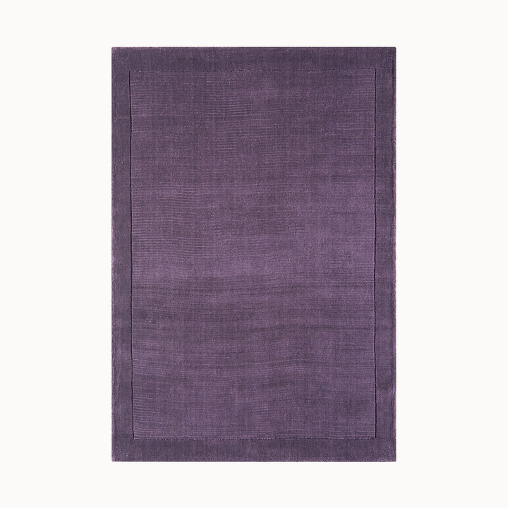 160x230cmサイズの、高貴な印象が漂うパープルカラー（深みのある花紫色）に、リブとボーダーがスタイリッシュ感を添える、サステナブルな天然素材ウール（羊毛）100％製RUGHAUSのふんわりシンプル手織りラグ