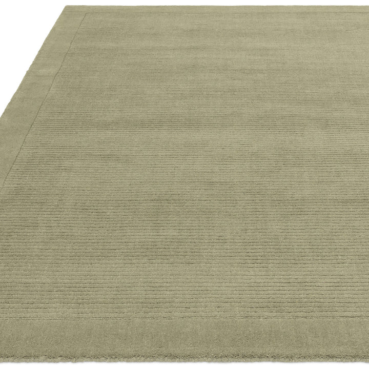 200x290cmサイズのアンニュイで落ち着いたニュアンスあるセージグリーン色に、リブとボーダーがスタイリッシュ感を添える、サステナブルな天然素材ウール（羊毛）100％製RUGHAUSのふんわりシンプル手織りラグ
