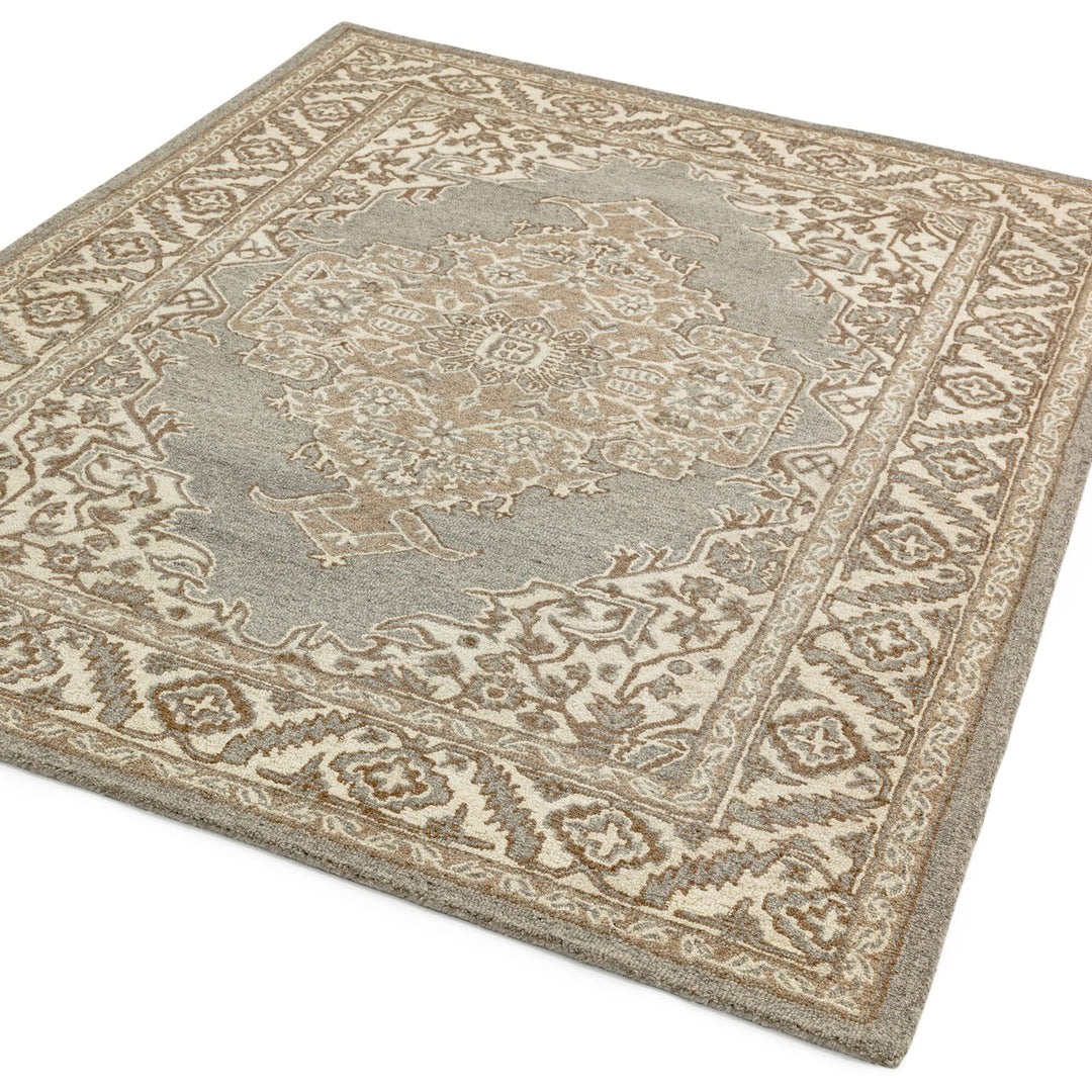 200x290cm大きめサイズで、ベージュ×シルバー色の、伝統的なペルシャ絨毯のデザインをモチーフに、ニュートラルモダンな色調で仕上げた、天然素材ウール100％製RUGHAUSの手織りハンドメイドラグ Embla