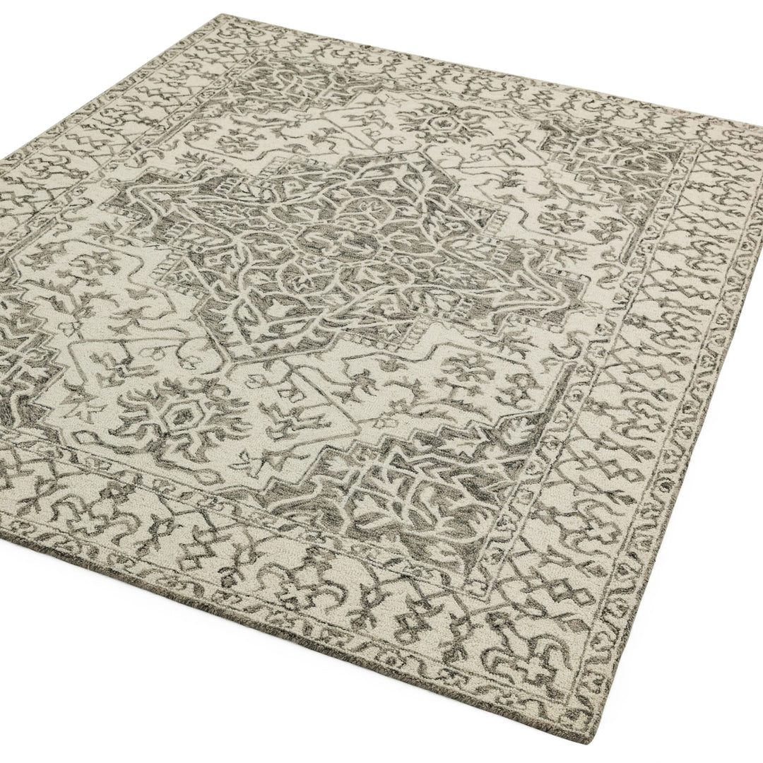 200x290cm大きめサイズで、モスグリーン色の、伝統的なペルシャ絨毯のデザインをモチーフに、ニュートラルモダンな色調で仕上げた、天然素材ウール100％製RUGHAUSの手織りハンドメイドラグ Embla