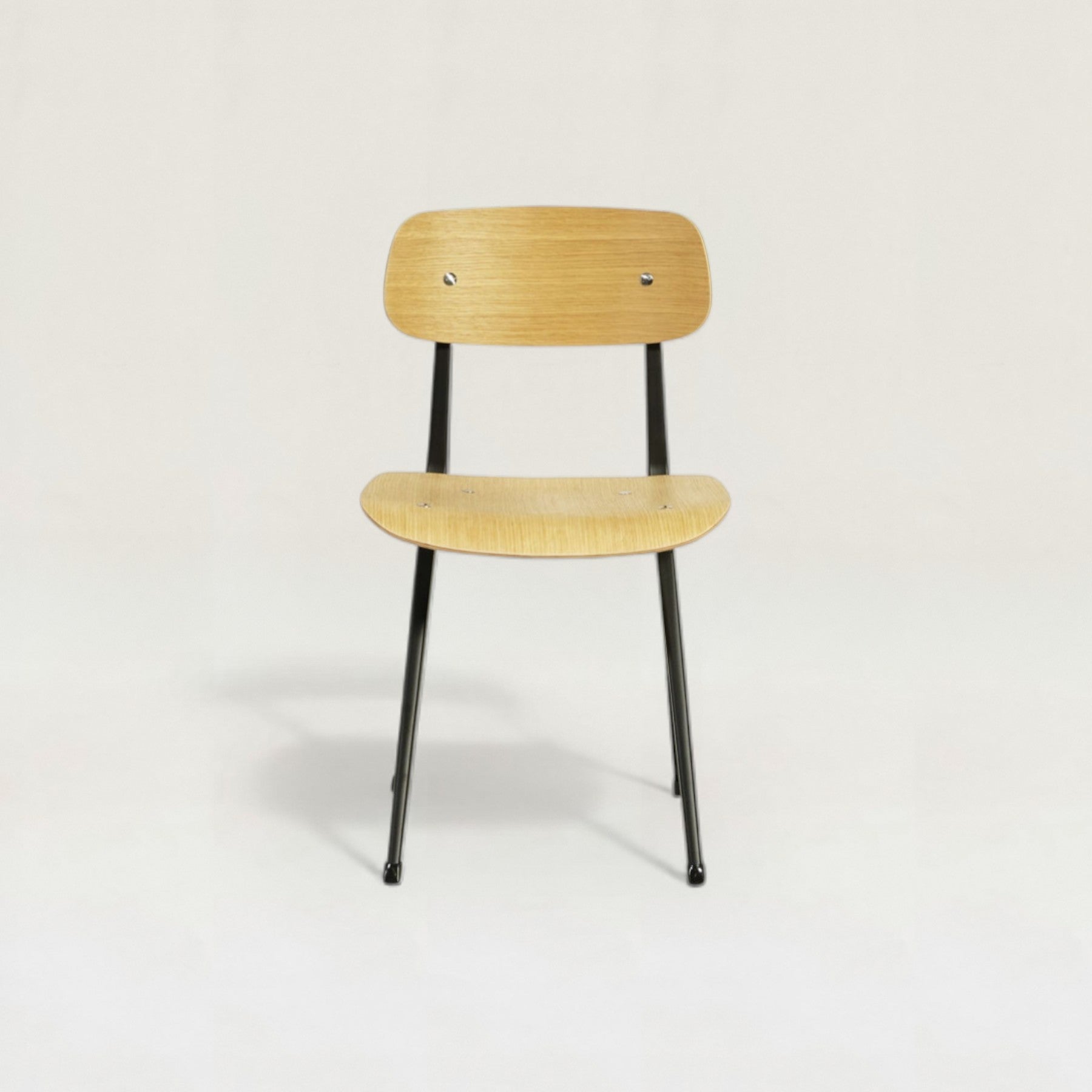 ミニマルに馴染む シンプルダイニングチェア – RUGHAUS