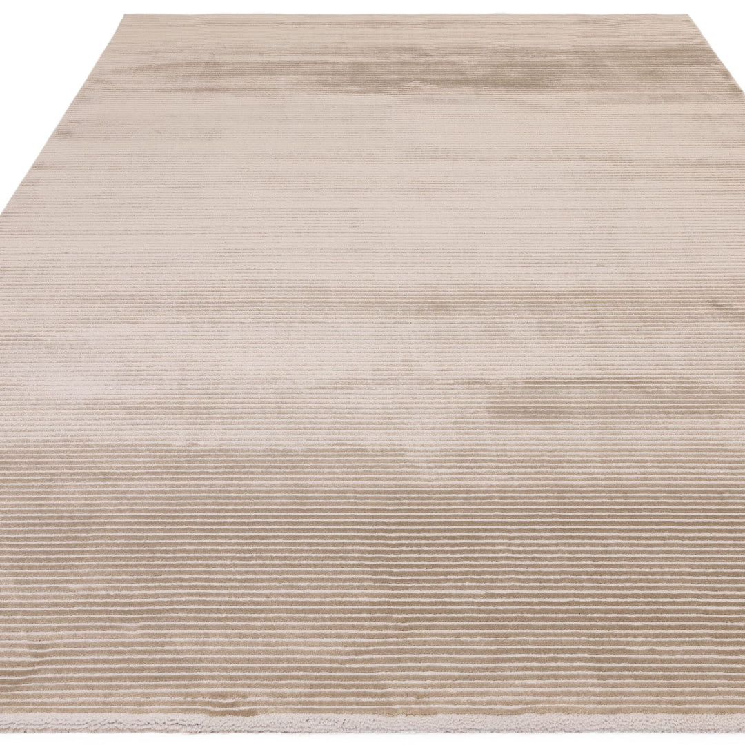 200x290cm大きめサイズで、ベージュ色の、スタイリッシュなリブボーダーをパイルの凹凸で表現した、ベルベットのような滑らかな肌触りのRUGHAUSの無地のシンプルモダンラグ Bodil