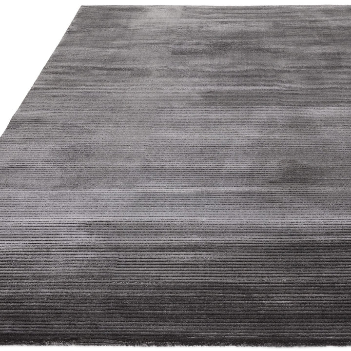 200x290cm大きめサイズで、チャコールグレー色の、スタイリッシュなリブボーダーをパイルの凹凸で表現した、ベルベットのような滑らかな肌触りのRUGHAUSの無地のシンプルモダンラグ Bodil