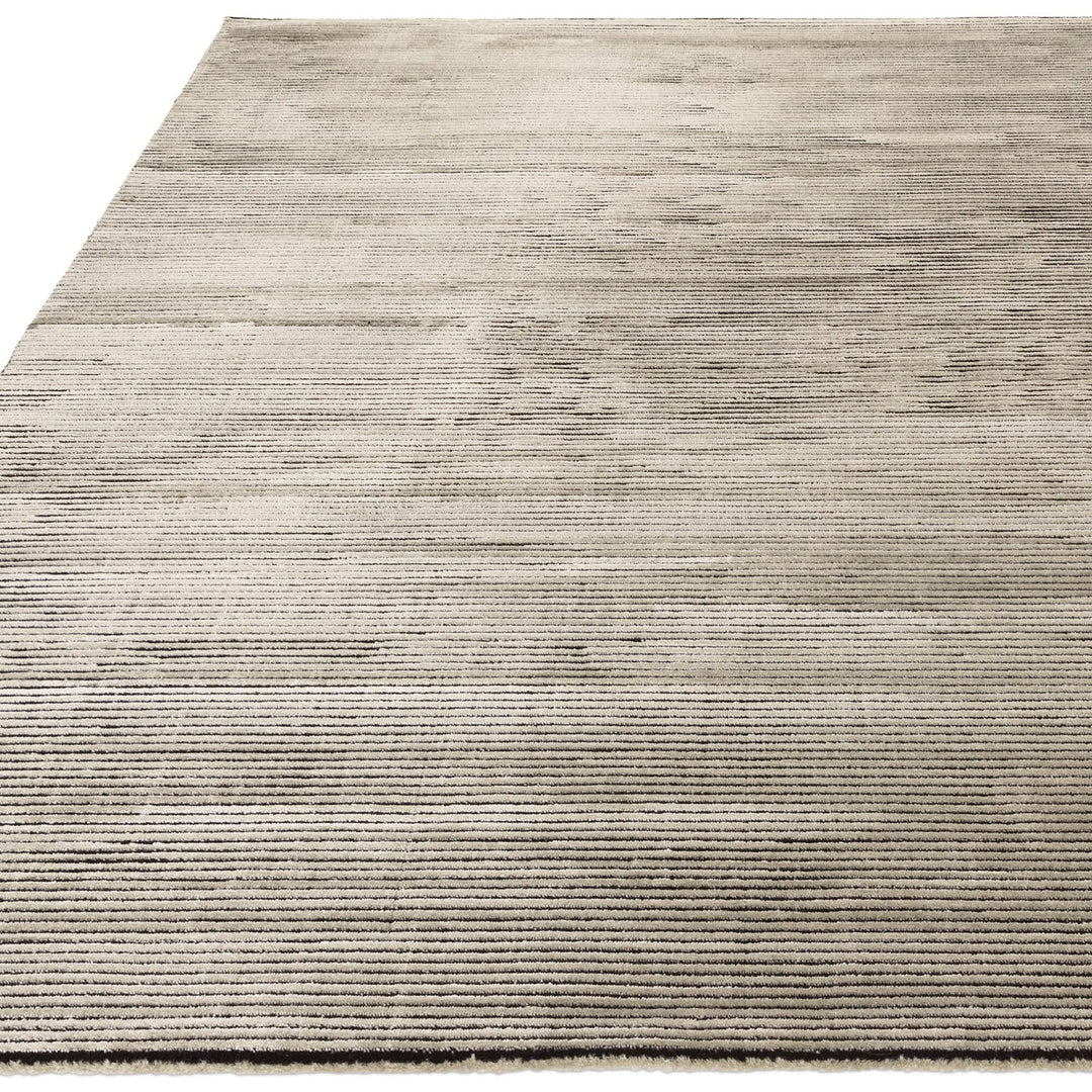 200x290cm大きめサイズで、カーキ色の、スタイリッシュなリブボーダーをパイルの凹凸で表現した、ベルベットのような滑らかな肌触りのRUGHAUSの無地のシンプルモダンラグ Bodil