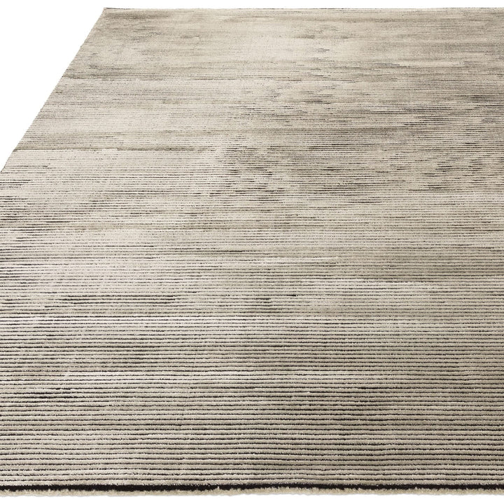 200x290cm大きめサイズで、カーキ色の、スタイリッシュなリブボーダーをパイルの凹凸で表現した、ベルベットのような滑らかな肌触りのRUGHAUSの無地のシンプルモダンラグ Bodil