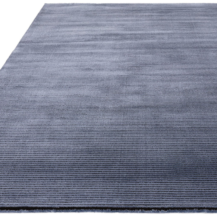 200x290cm大きめサイズで、ネイビー色の、スタイリッシュなリブボーダーをパイルの凹凸で表現した、ベルベットのような滑らかな肌触りのRUGHAUSの無地のシンプルモダンラグ Bodil