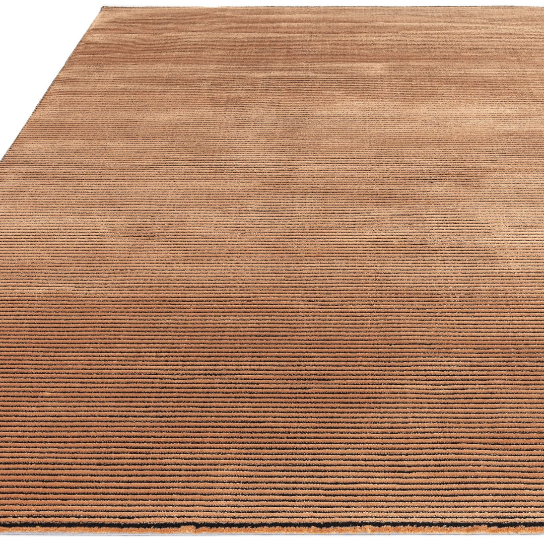 200x290cm大きめサイズで、ライトブラウン・テラコッタ色の、スタイリッシュなリブボーダーをパイルの凹凸で表現した、ベルベットのような滑らかな肌触りのRUGHAUSの無地のシンプルモダンラグ Bodil