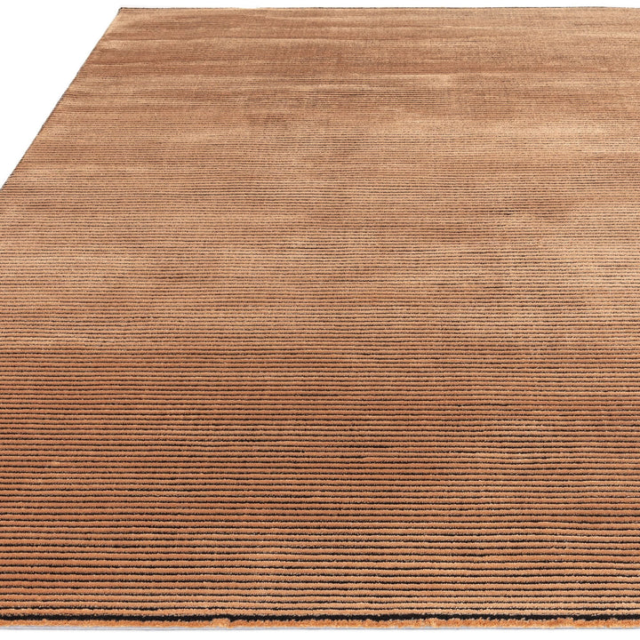 200x290cm大きめサイズで、ライトブラウン・テラコッタ色の、スタイリッシュなリブボーダーをパイルの凹凸で表現した、ベルベットのような滑らかな肌触りのRUGHAUSの無地のシンプルモダンラグ Bodil