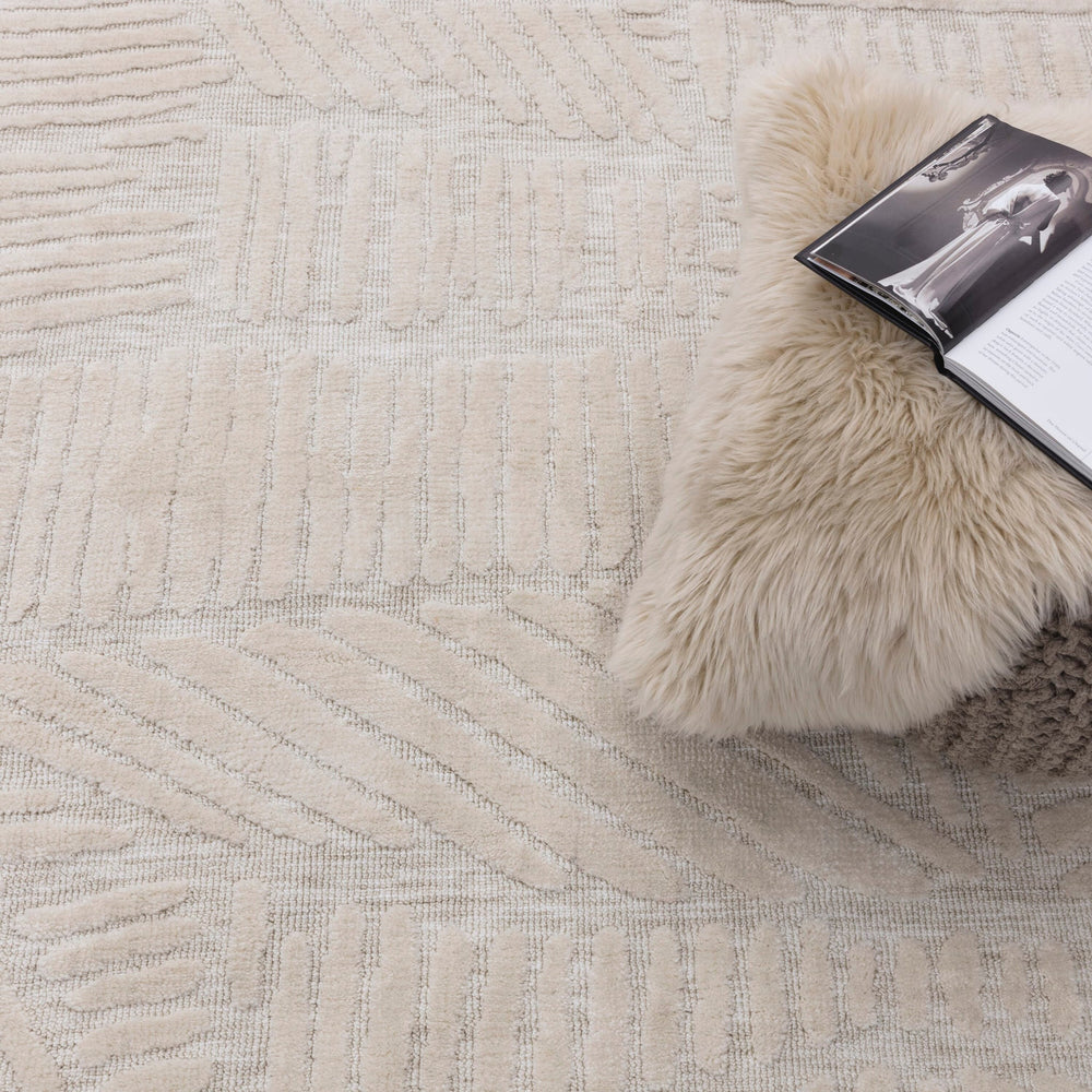 ふわふわアイボリー・オートミール色ラグの優しいイメージに、コンテンポラリーなタッチを加えた、RUGHAUSのマイクロファイバーポリエステル製モダンアートラグ Paavoを主役にした北欧ナチュラルモダンなリビングルーム