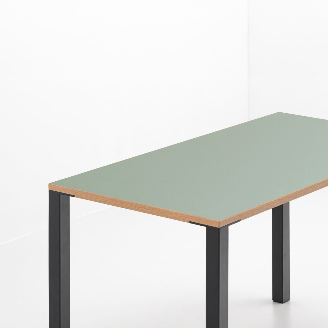 Minimal Color Desk