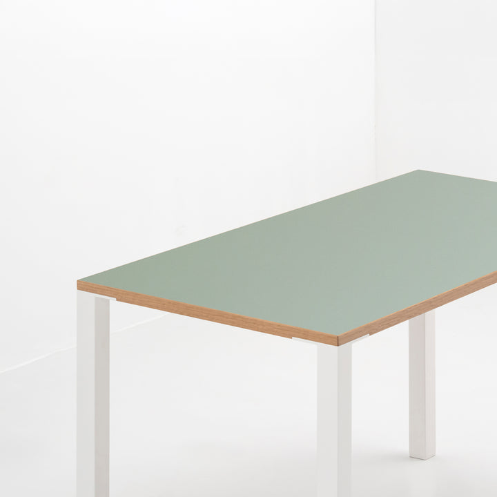 Minimal Color Desk
