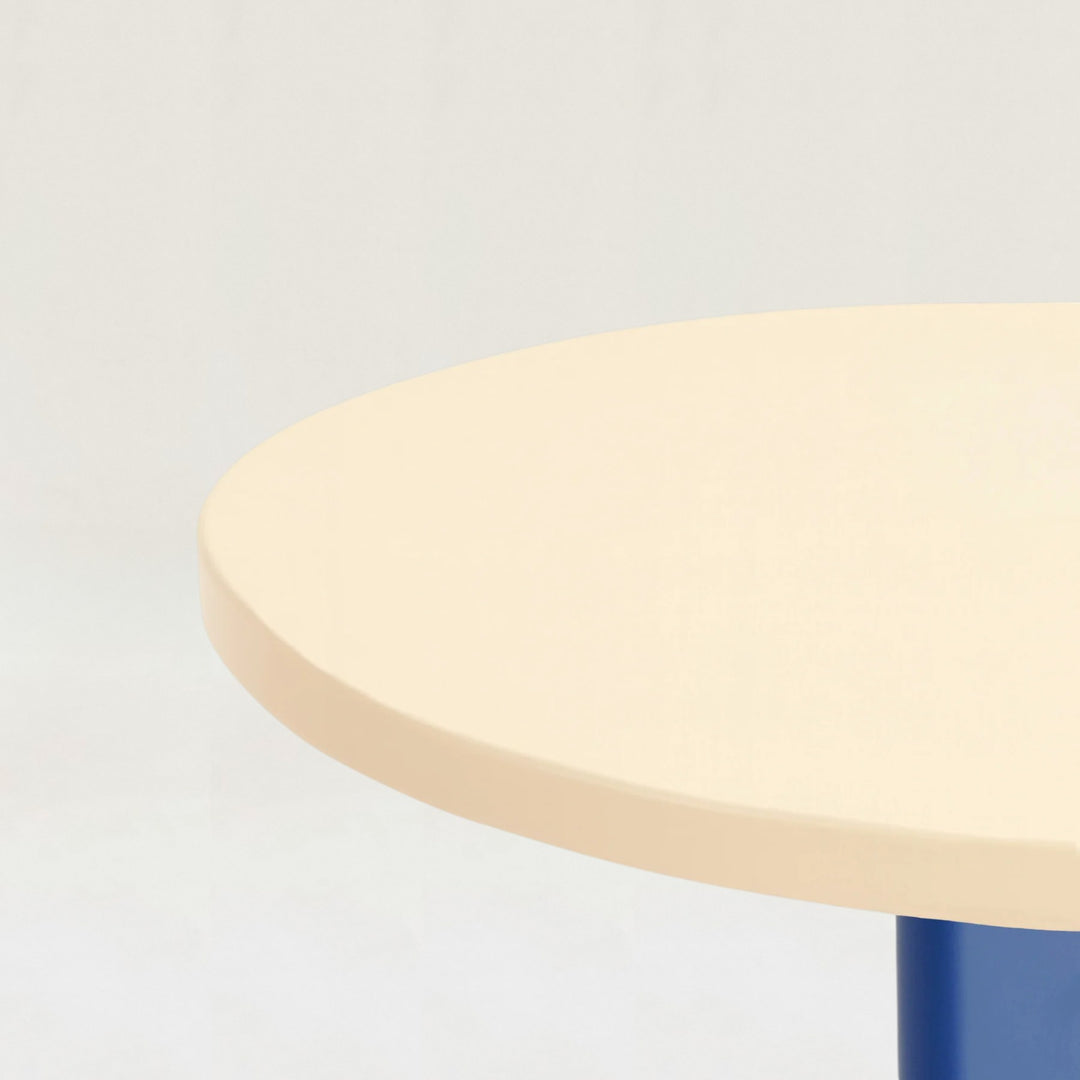 Standard Round Table -M-