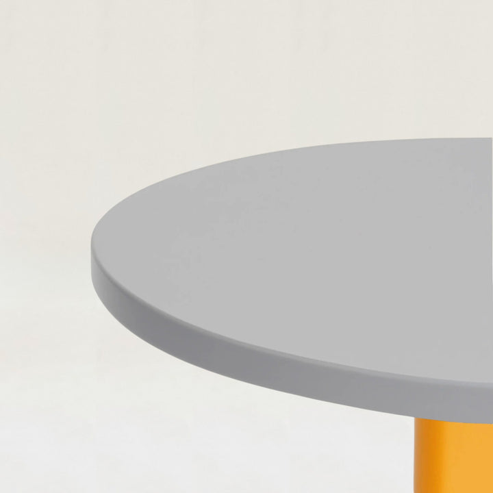 Standard Round Table -M-