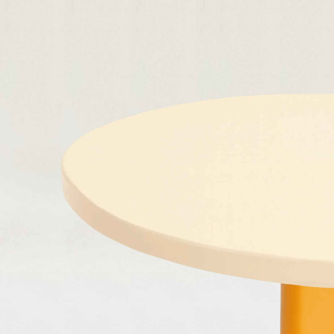 Standard Round Table -M-