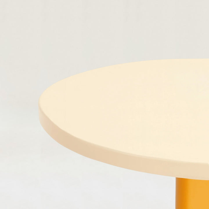 Standard Round Table -M-